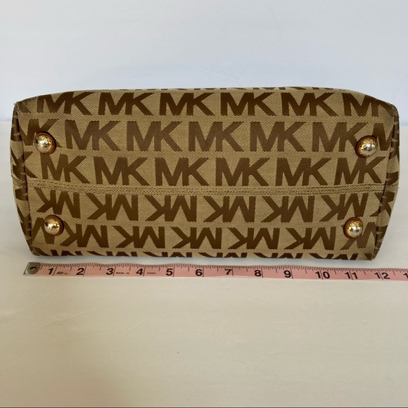 🎉HP🎉 Michael Kors zip monogram Tote bag - Picture 8 of 13